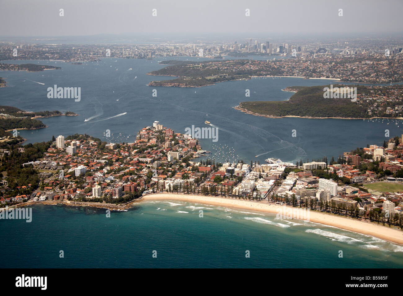 Vista aerea a sud ovest del centro porto e la baia di cacciatori su North Steyne spiaggia case suburbane Sydney NSW Australia alta Foto Stock