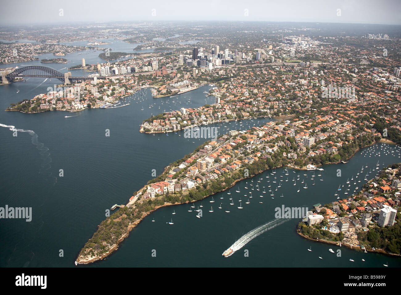 Vista aerea ovest di Harbour Bridge folle Athol Mosmans Bay Kirribilli Kurraba Cremorne Curraghbeena punto Sydney NSW Australia Foto Stock