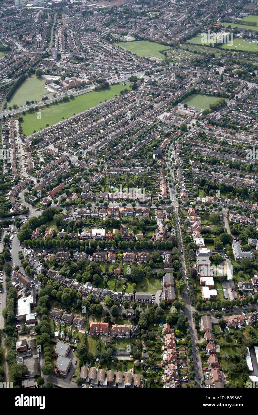 Vista aerea del sud est di case suburbane regina s Avenue luogo Wellington Road King George s Campo Scuola di Edmonton London EN1 N9 Foto Stock