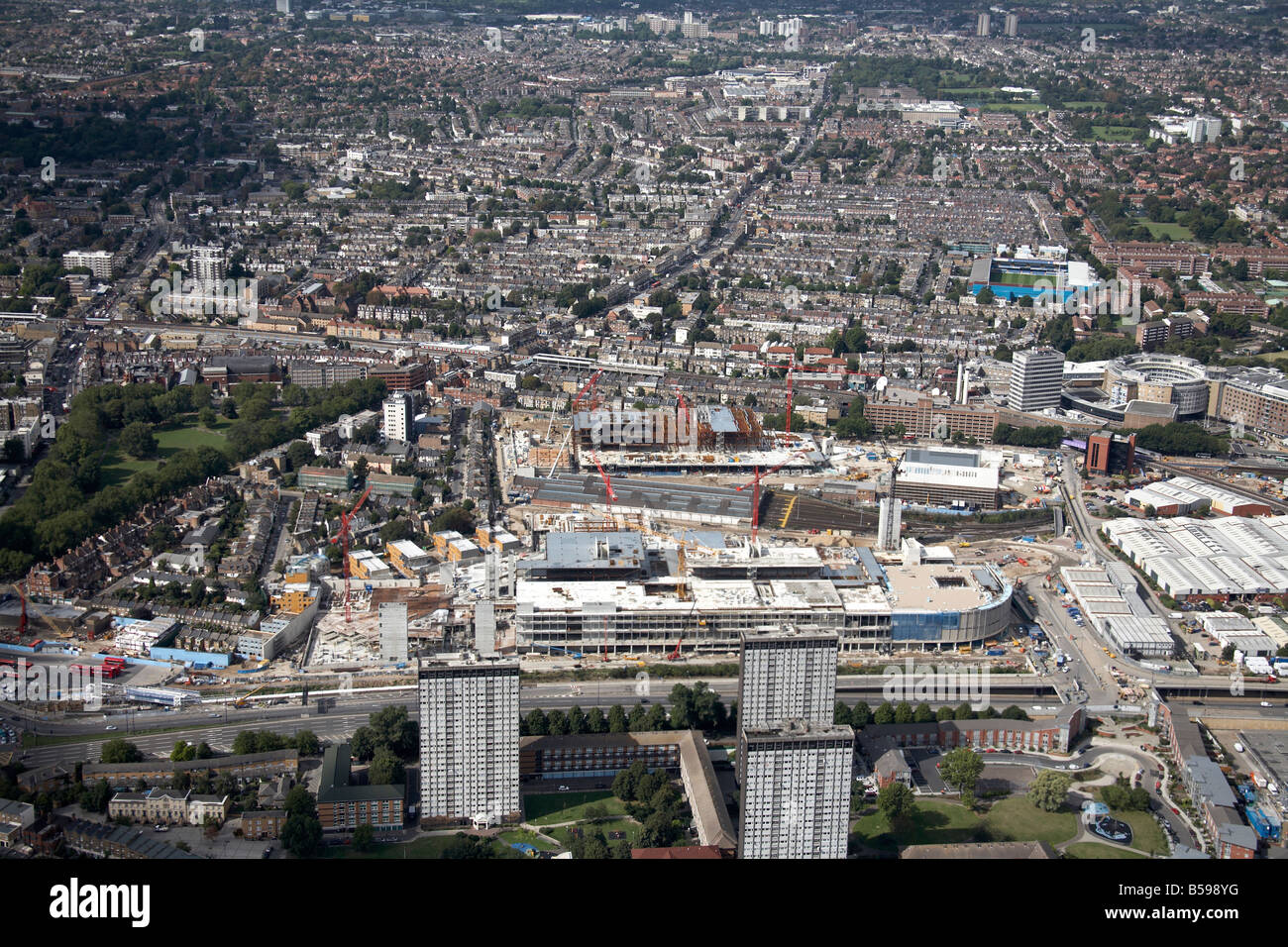 Vista aerea a sud-ovest di Westfield Città Bianca Sito in costruzione BBC Television Centre case suburbane blocchi a torre London W11 W Foto Stock