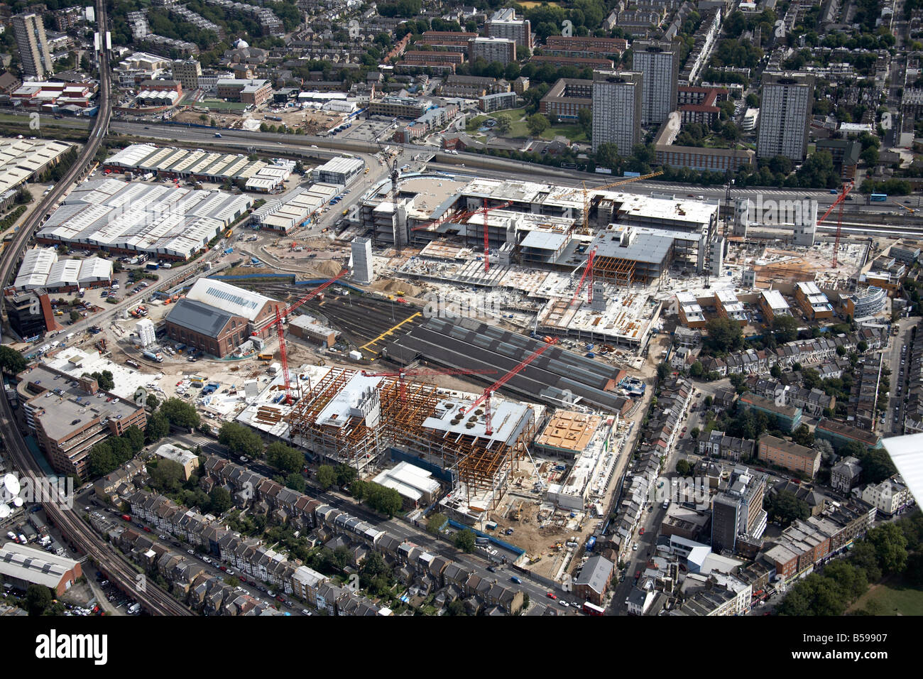 Vista aerea del nord est di Westfield Città Bianca SITO IN COSTRUZIONE A3220 Strada case suburbane blocchi a torre Notting Hill Londra W11 Foto Stock