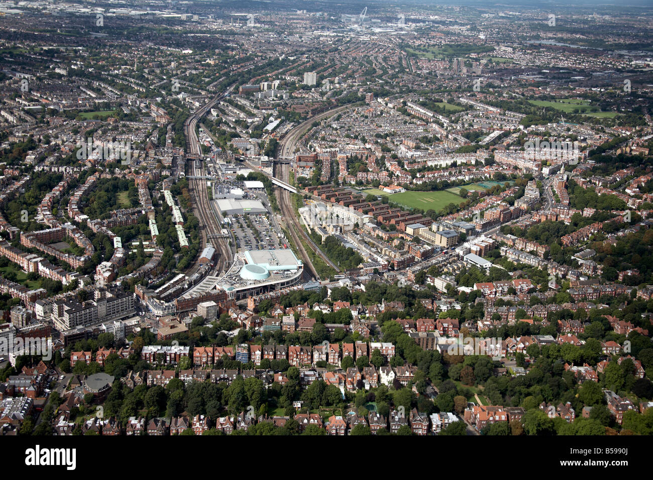 Vista aerea ovest di Finchley Road Frognal rampa e le stazioni della metropolitana negozi case suburbane Hampstead Cricket Club London NW3 NW6 Regno Unito Foto Stock