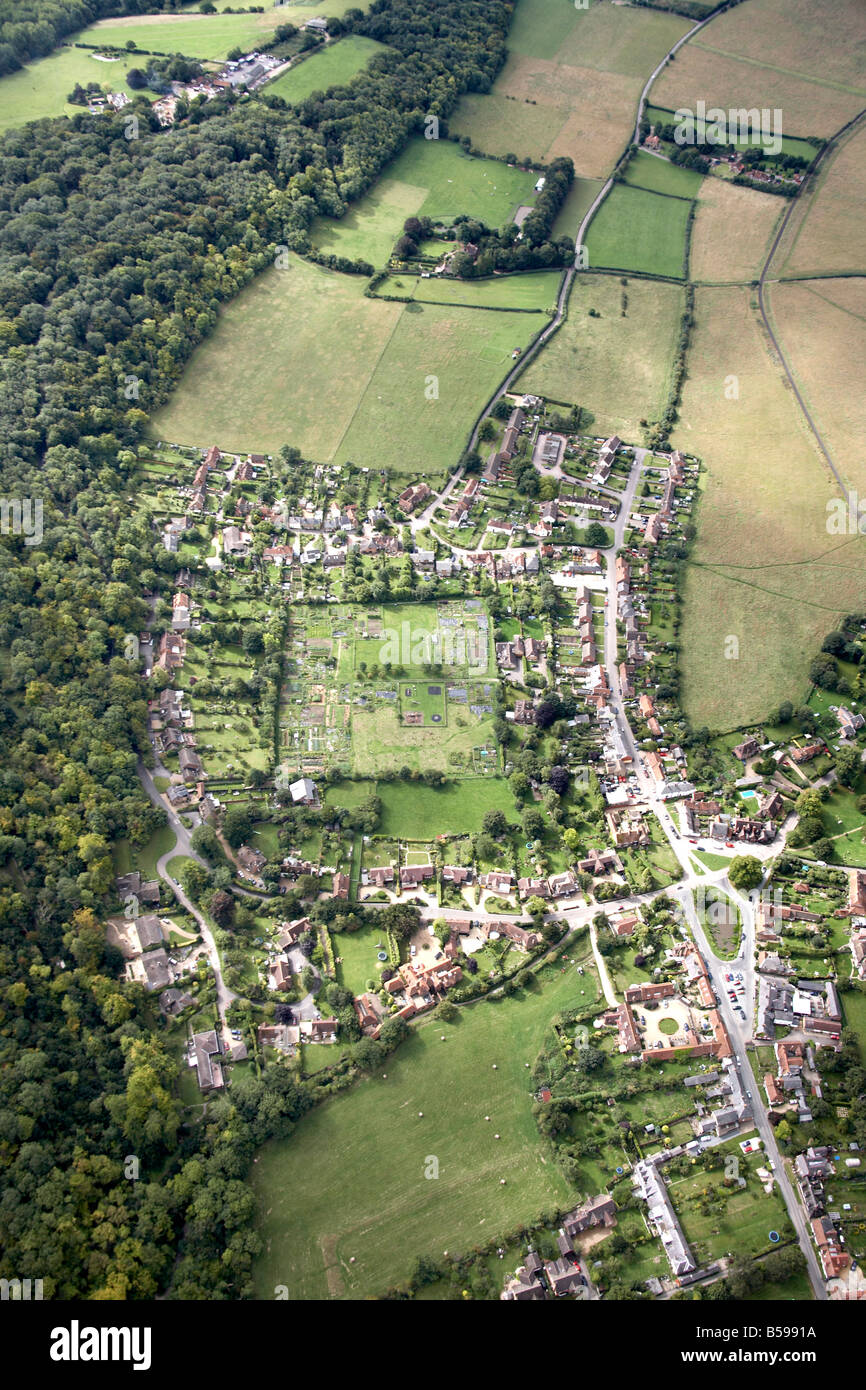 Vista aerea a sud-ovest di case suburbane giardini paese di forestazione campi strada Trooper Toms Hill Road Aldbury Hertfordshire E Foto Stock