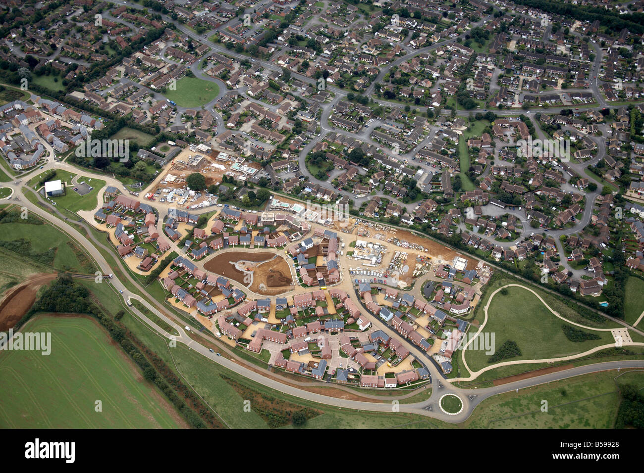 Vista aerea del sud-est del moderno sviluppo di alloggiamento in costruzione case suburbane Warwick Road Garage Drayton Oxfordshire U Foto Stock