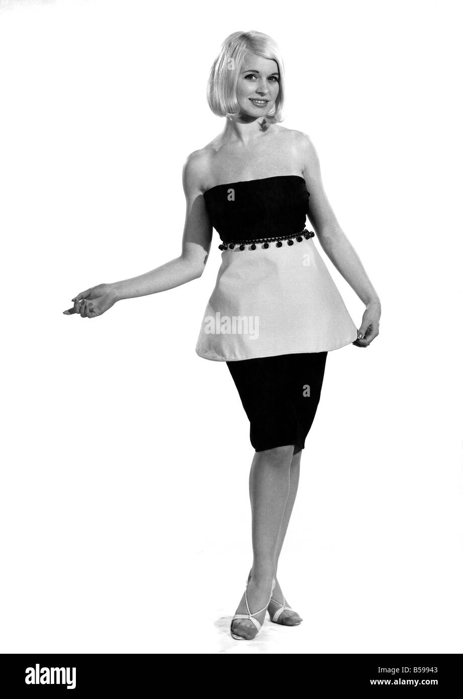 Sveglia Mode: Vyvyan Dunbar la modellazione di una spiaggia wrap che può essere convertito in uno scialle, una borsetta o in questo caso un mantello. Novembre 1964 P007533 Foto Stock