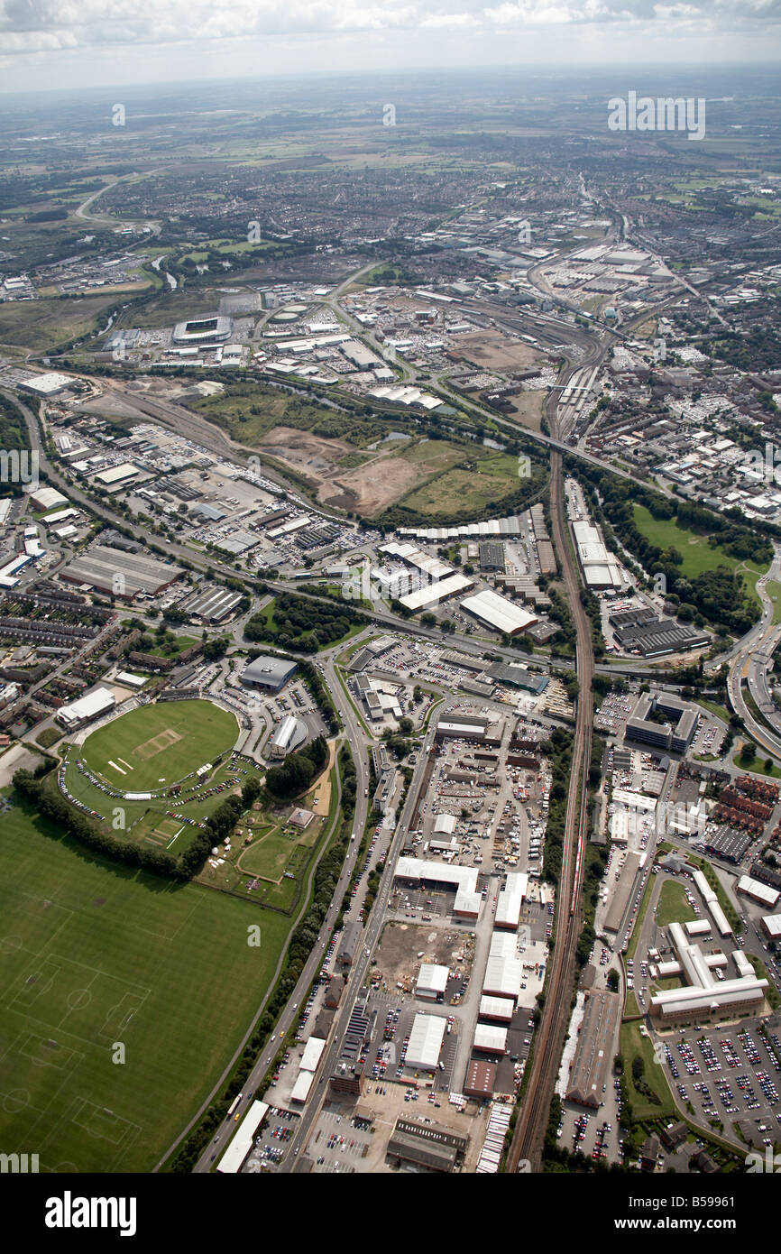 Vista aerea del sud est di Chequers Road A52 rotatoria Pentagon Derbyshire County Cricket Ground DE21 REGNO UNITO alto livello obliqua Foto Stock