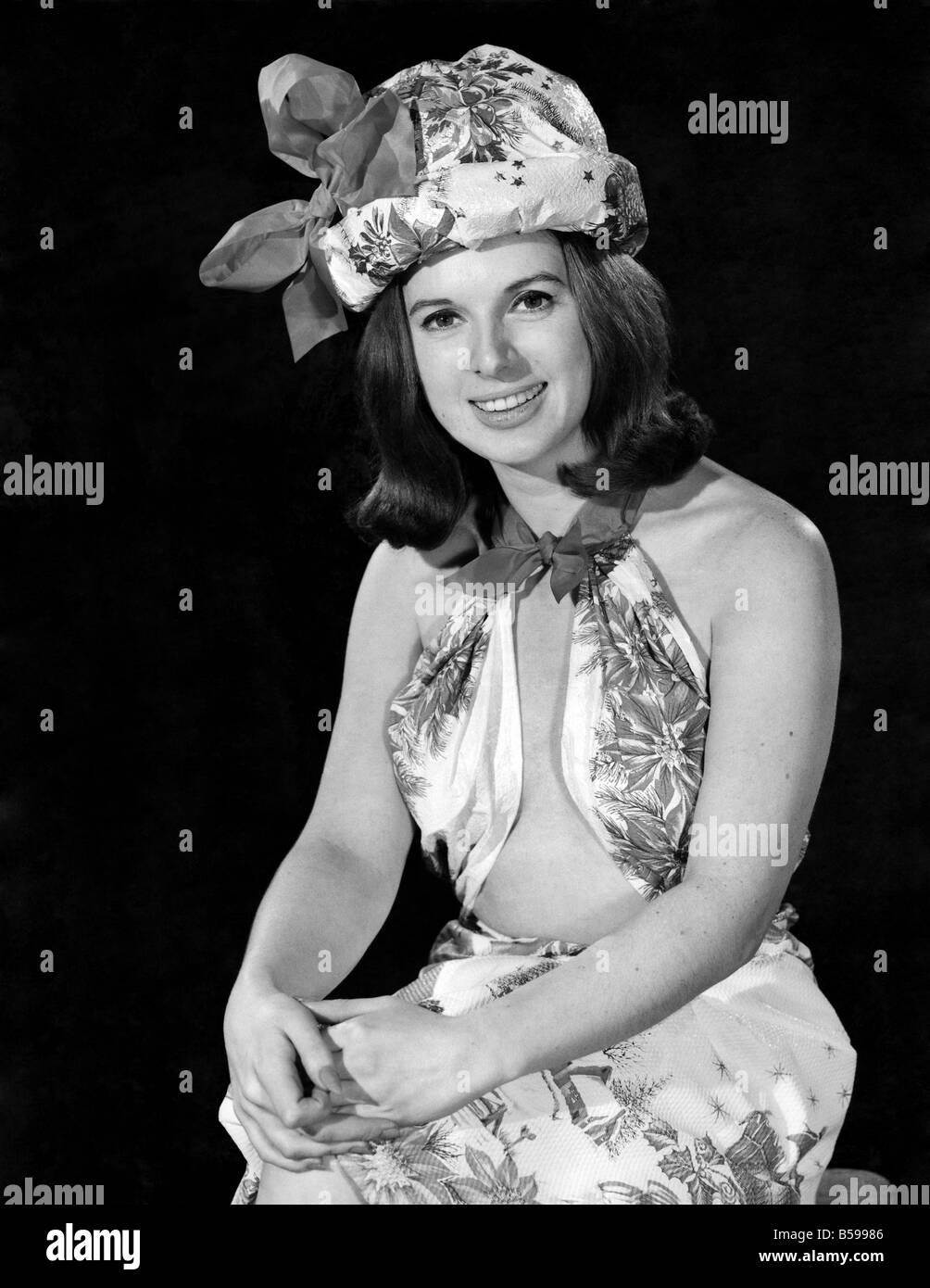 Sveglia Mode 1964:00:00 Jacqueline Waller la modellazione di una briglia top vestito con un inverno scena stampa e matching hat. Dic. 1964 Foto Stock