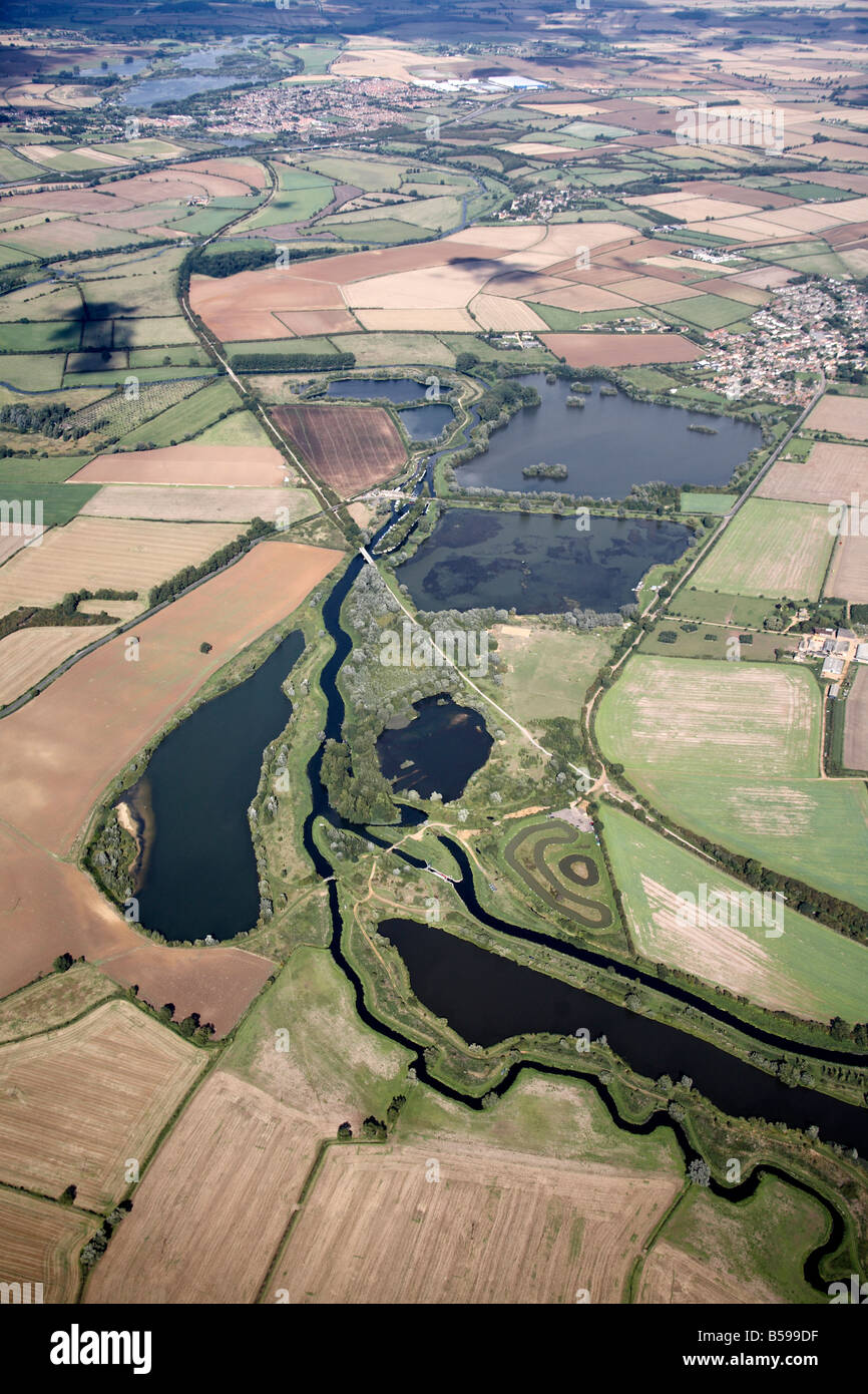 Vista aerea del nord est del paese dei laghi di campi Station Road Ringstead e Addington Northamptonshire England Regno Unito alto livello obliq Foto Stock
