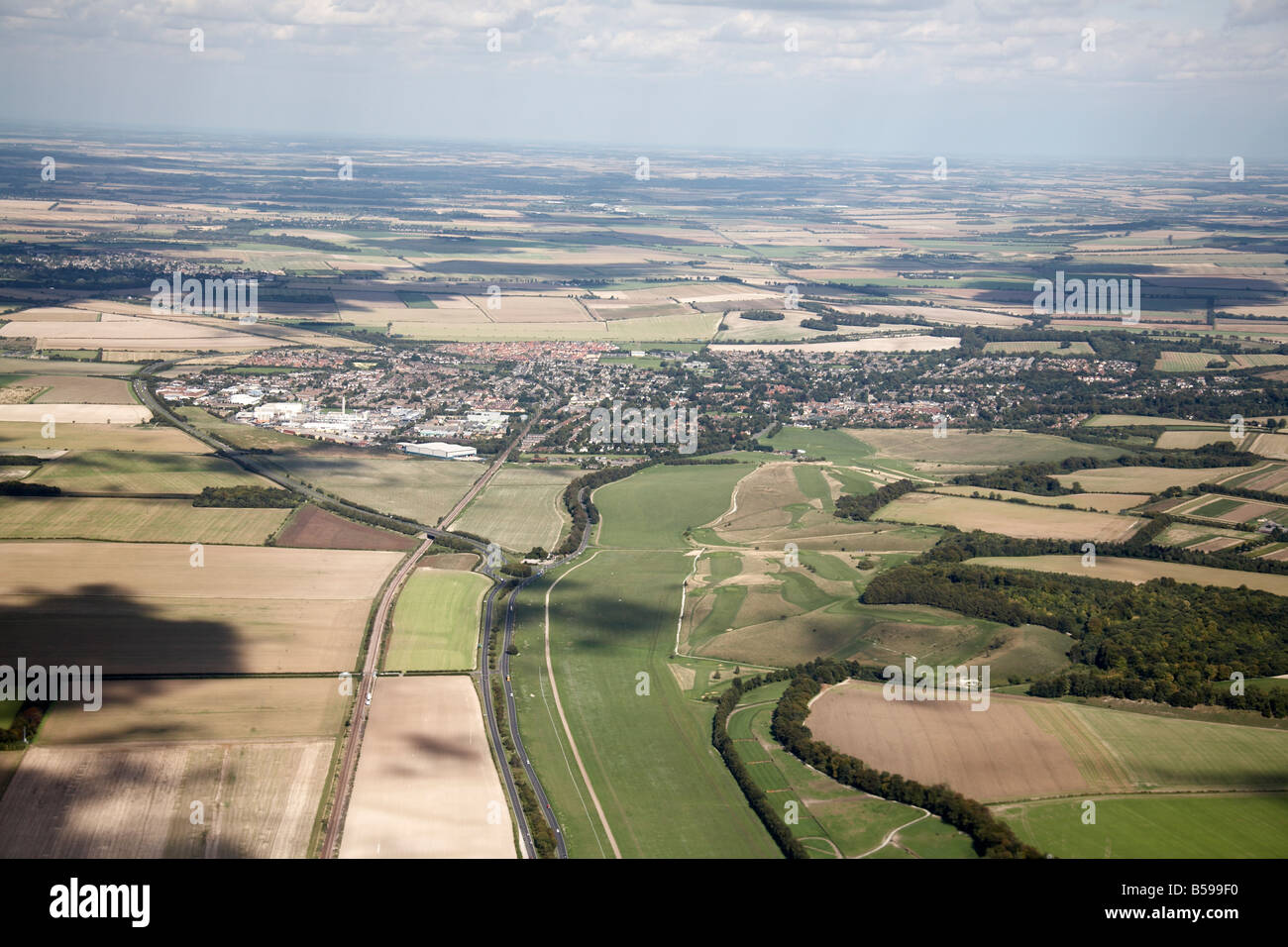 Vista aerea del nord est del paese Royston campi ombre cloud linea ferroviaria strada Baldock Hertfordshire Inghilterra REGNO UNITO alto livello obl Foto Stock