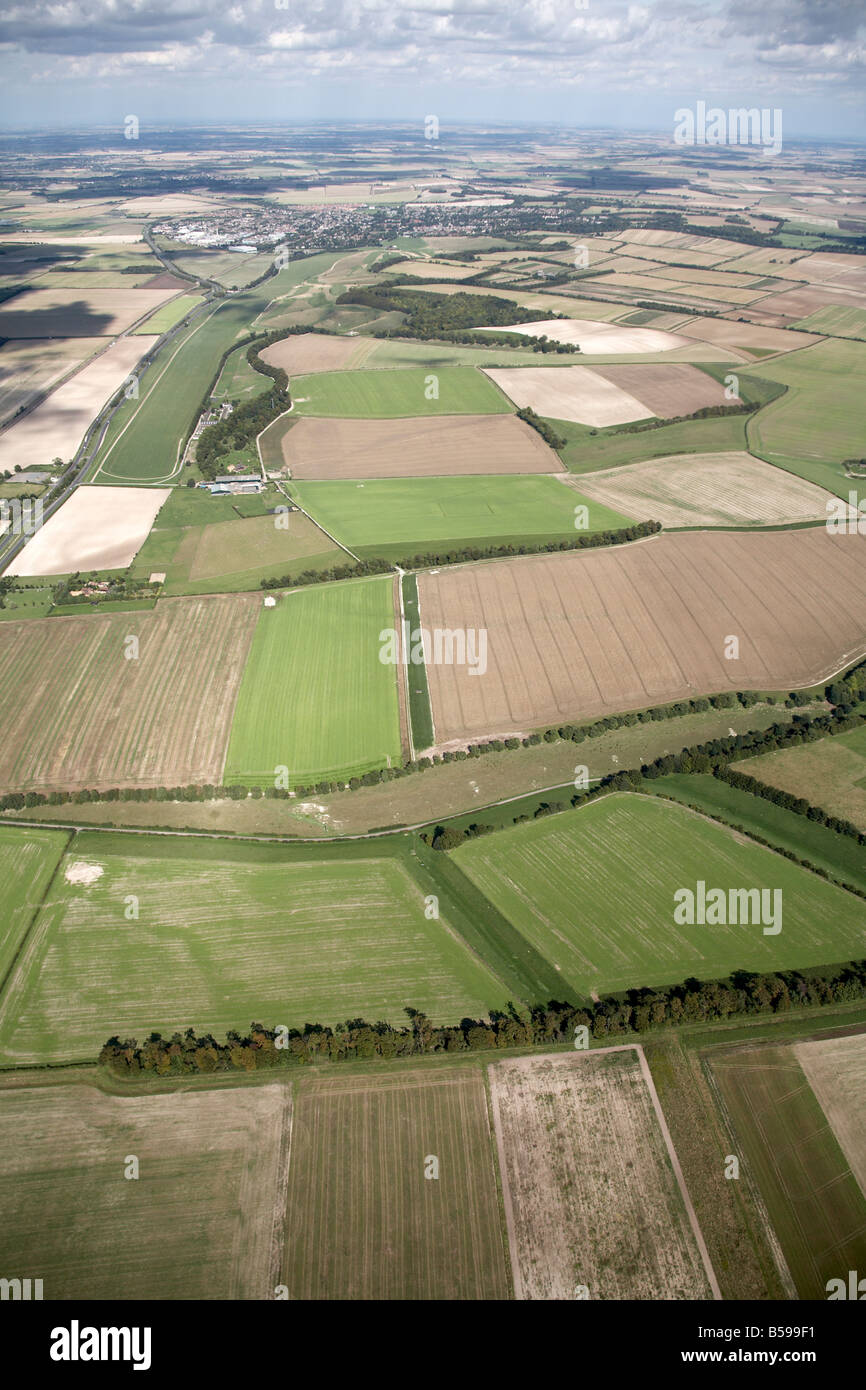 Vista aerea del nord est del paese campi ombre cloud Baldock Road Royston Herfordshire England Regno Unito alto livello obliqua Foto Stock