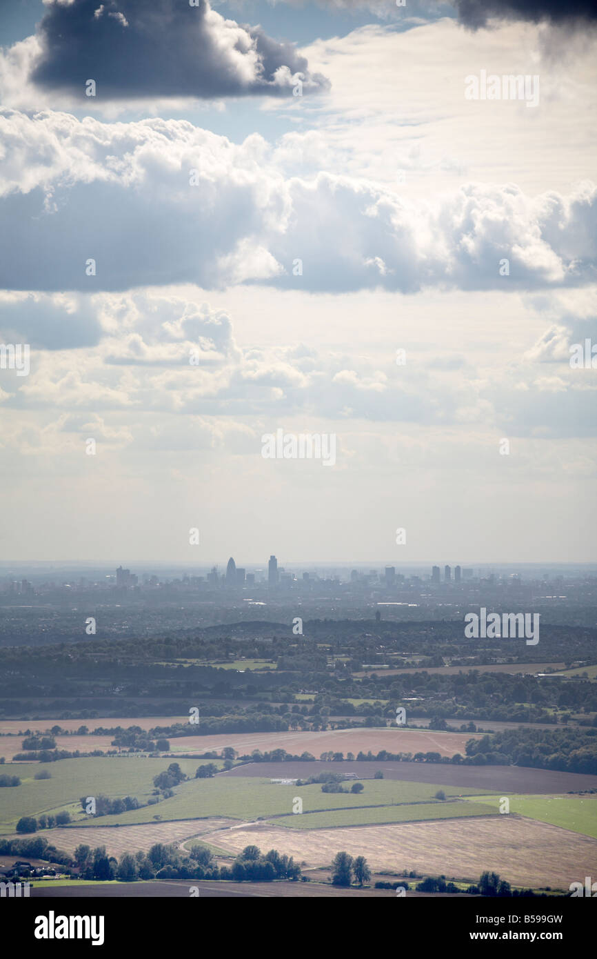 Vista aerea a sud-ovest del paese i campi Romford Foresta di Epping Essex nuvole la City of London skyline RM4 CE2 CE3 England Regno Unito Foto Stock