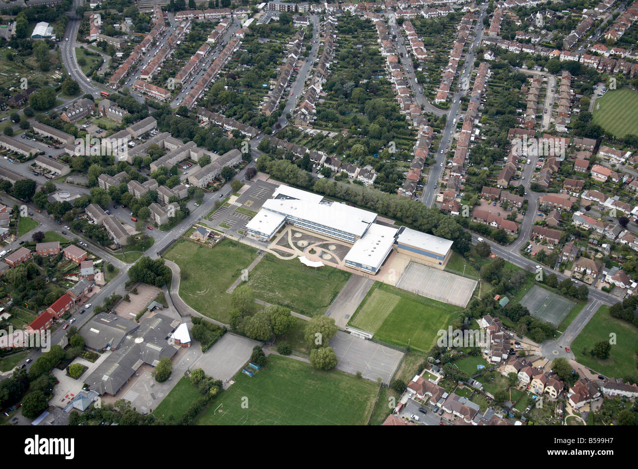 Vista aerea a nord ovest di Heathcote scuola secondaria playing field case suburbane Whitehall Road verde Chingford London E4 Engl Foto Stock