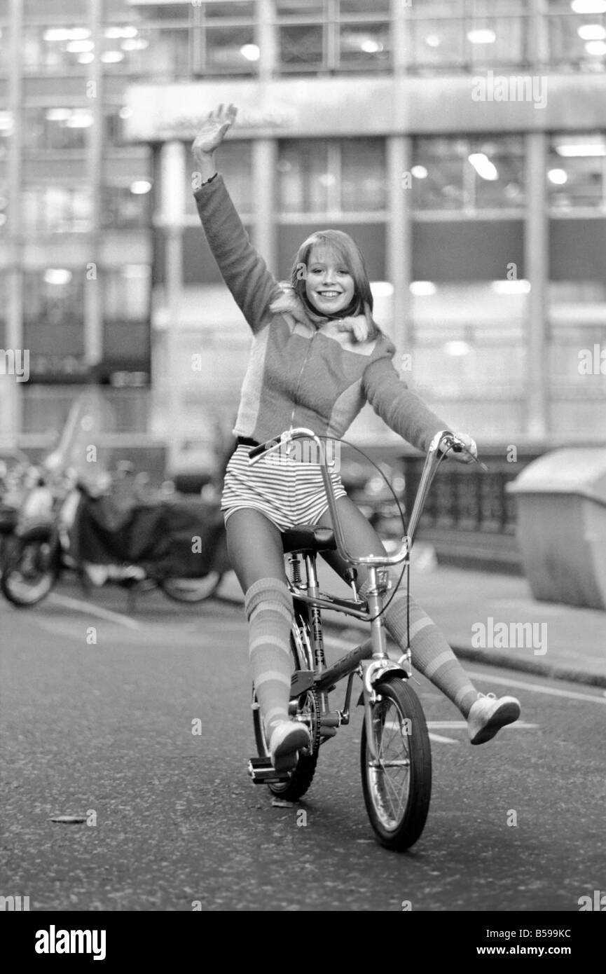 Bicicletta, trinciatore, cultura/Icona. Modello Susan Sayer equitazione sulla bici. Dicembre 1971 71-12003-001 Foto Stock