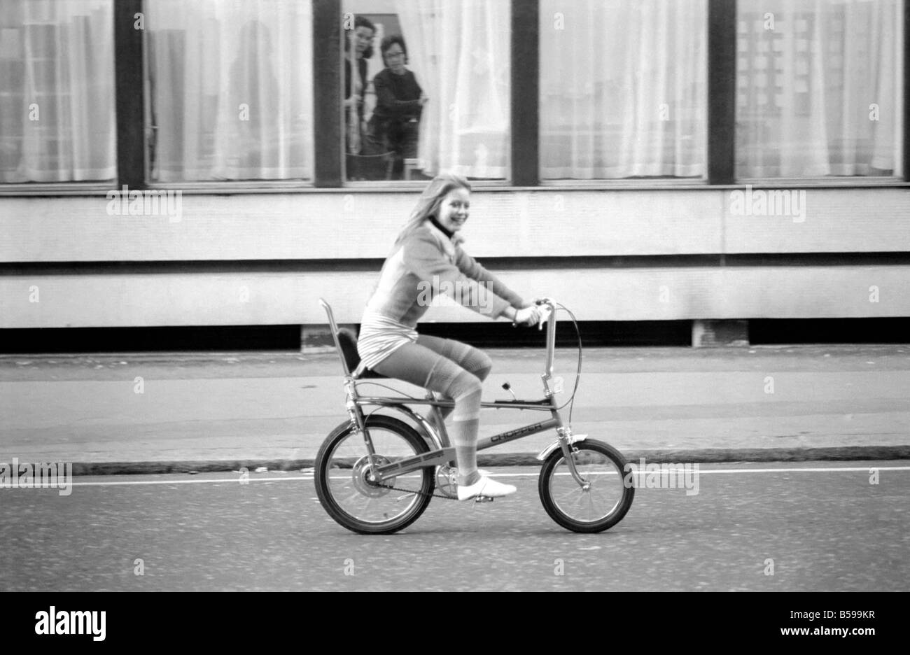 Bicicletta, trinciatore, cultura/Icona. Modello Susan Sayer equitazione sulla bici. Dicembre 1971 71-12003-004 Foto Stock