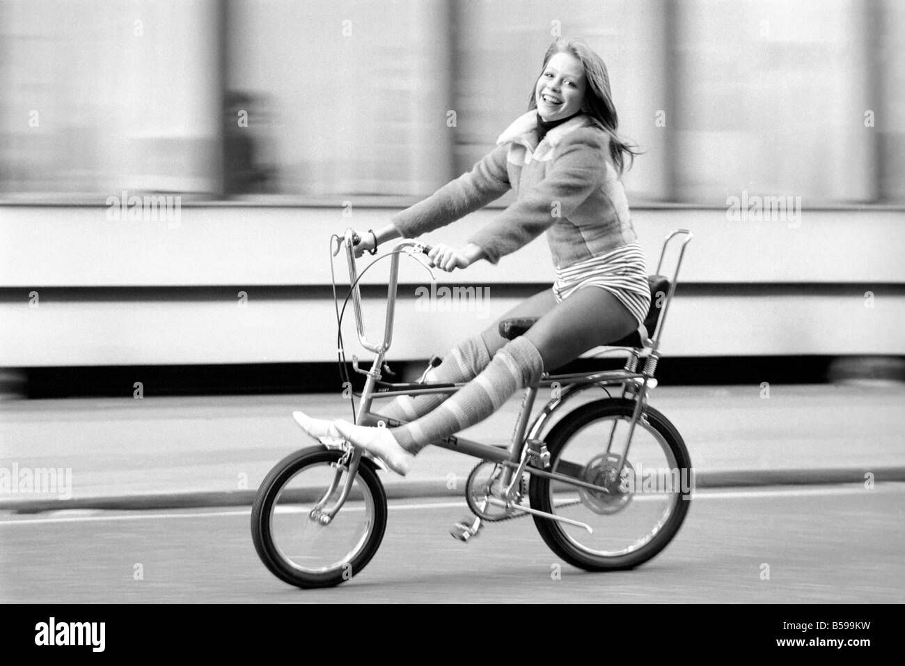 Bicicletta, trinciatore, cultura/Icona. Modello Susan Sayer equitazione sulla bici. Dicembre 1971 71-12003-005 Foto Stock
