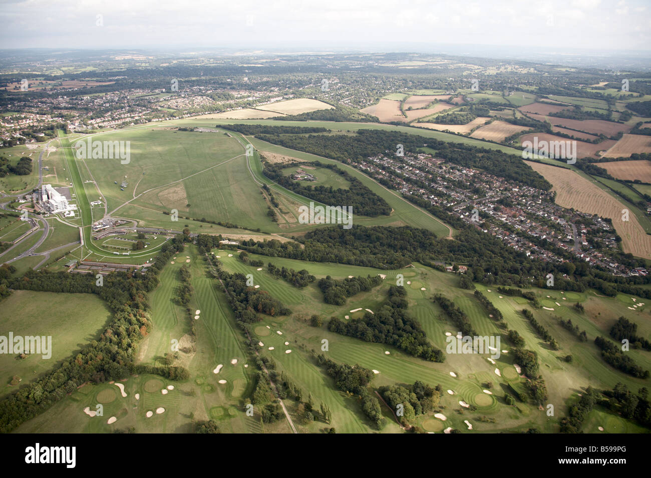Vista aerea del sud est di Epsom Downs Race Course Langley Vale Road R A C Country Club Golf Greater London KT18 Inghilterra Foto Stock