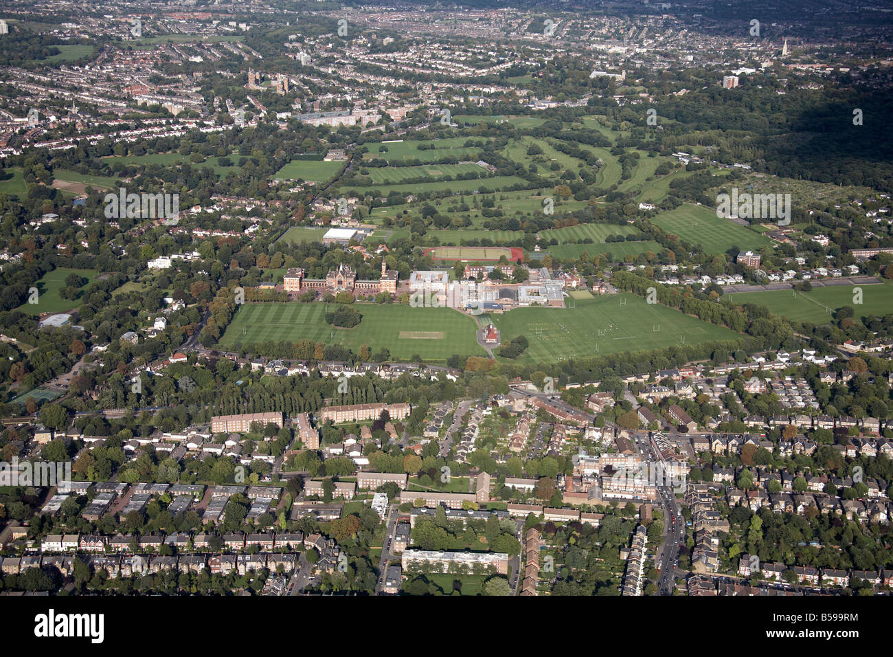 Vista aerea del nord est Dulwich College campi da gioco Alleyn Park Road Dulwich Sydenham Hill Golf case suburbane di Londra Foto Stock