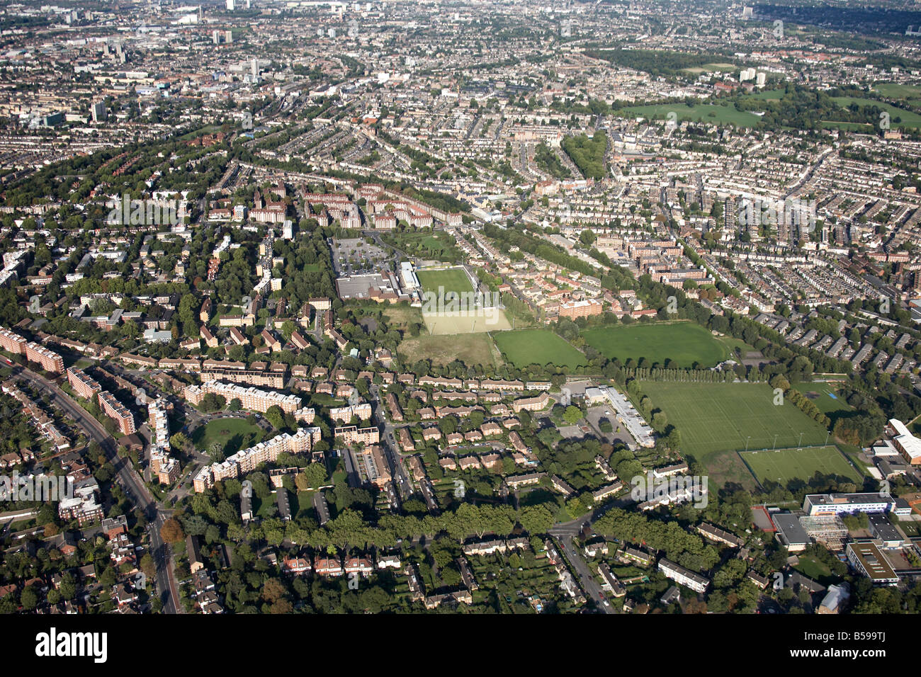 Vista aerea del nord est di suburban appartamenti case Danimarca Dulwich Hill High School Dulwich Hamlets Football Club Londra SE15 SE22 Foto Stock