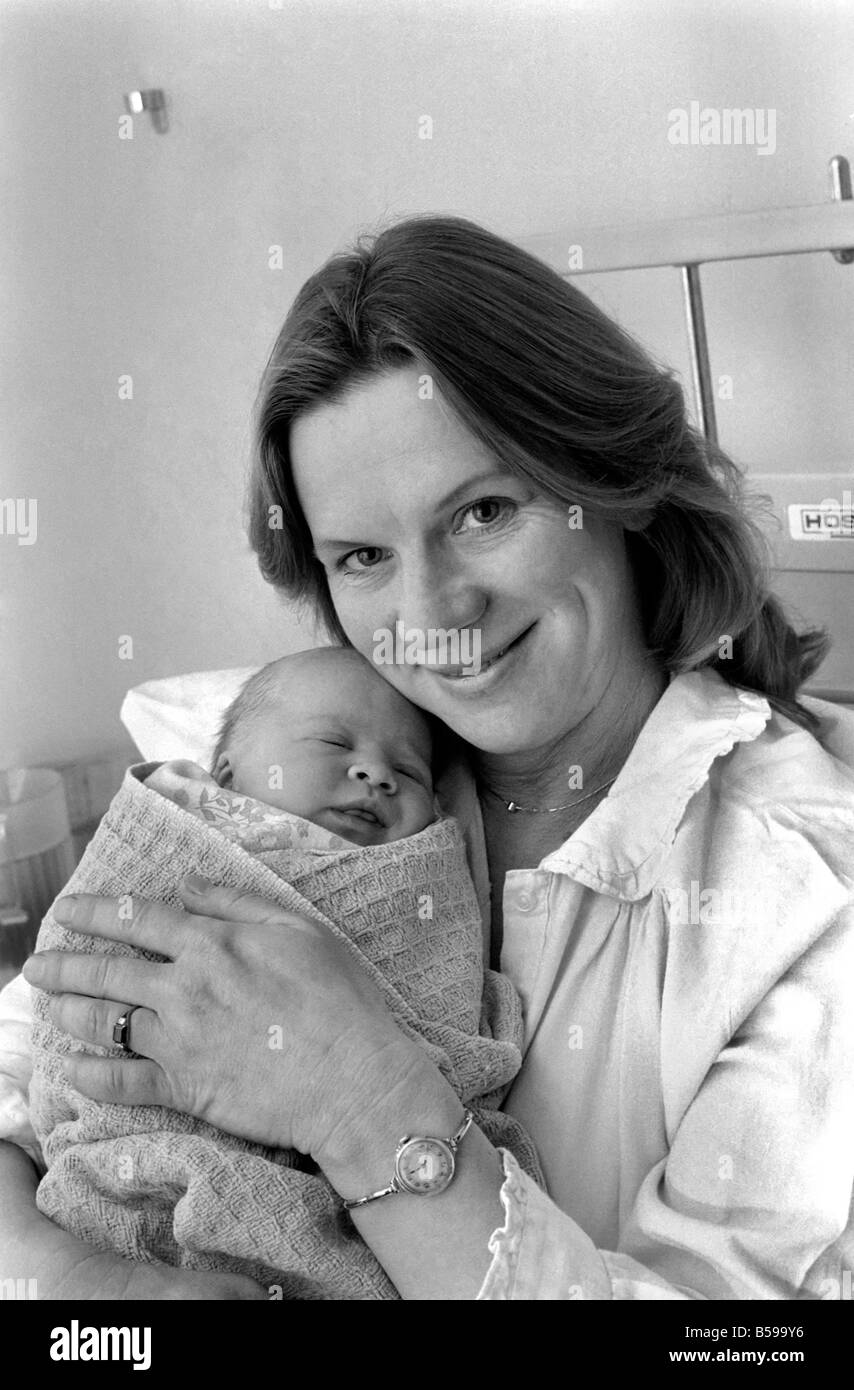 Famiglie: la madre e il bambino: Bambini: 10 am il giorno di nuovi anni 1980 era il compleanno della bambina come ancora senza nome nato a Santa Teresa's Hospital Wimbeldon. Gennaio 1980 80-00008-001 Foto Stock