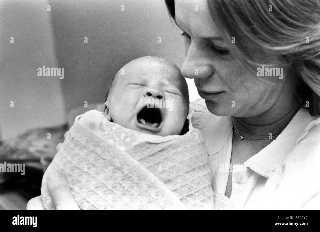 Famiglie: la madre e il bambino: Bambini: 10 am il giorno di nuovi anni 1980 era il compleanno della bambina come ancora senza nome nato a Santa Teresa's Hospital Wimbeldon. Gennaio 1980 80-00008-002 Foto Stock