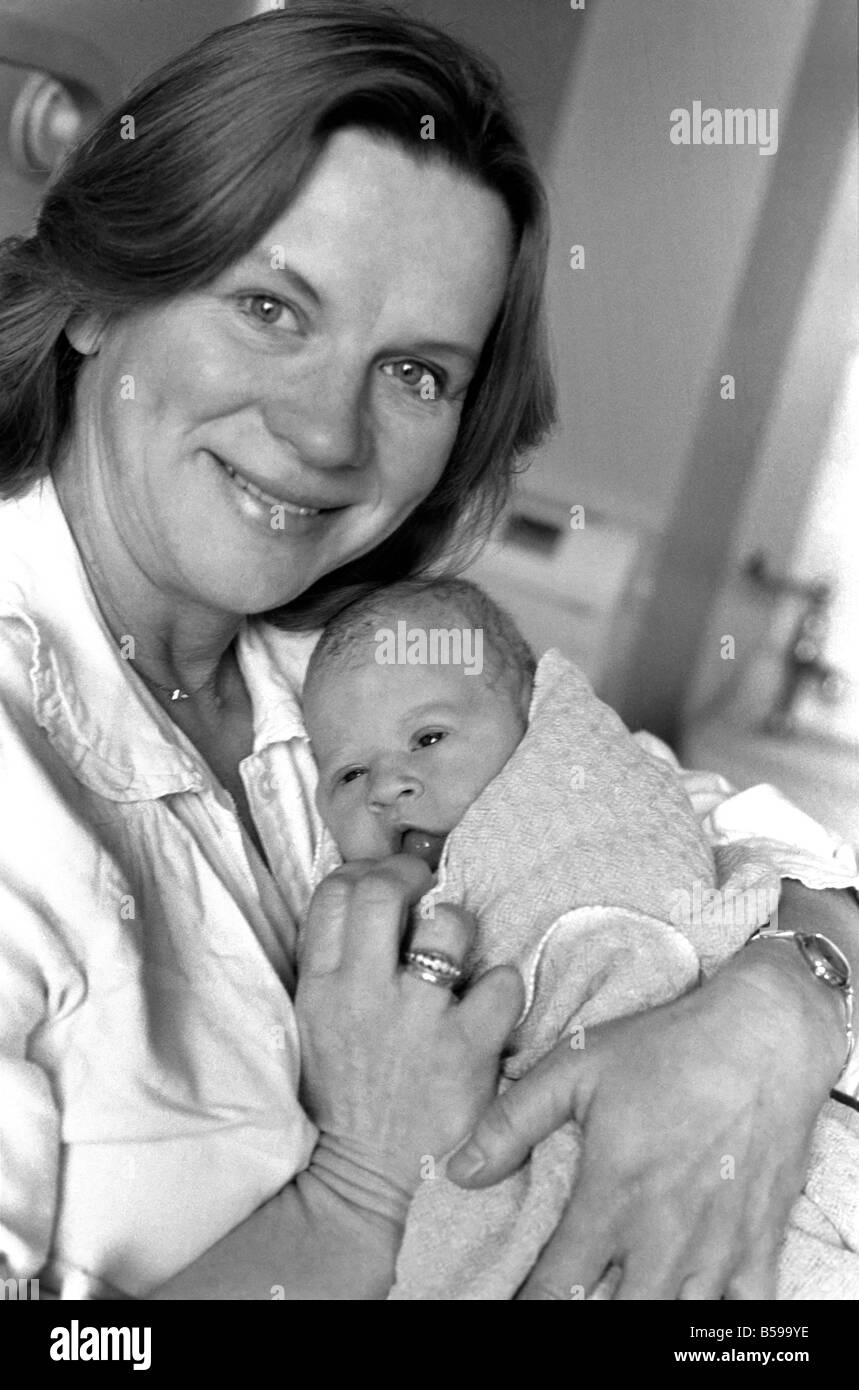 Famiglie: la madre e il bambino: Bambini: 10 am il giorno di nuovi anni 1980 era il compleanno della bambina come ancora senza nome nato a Santa Teresa's Hospital Wimbeldon. Gennaio 1980 80-00008 Foto Stock
