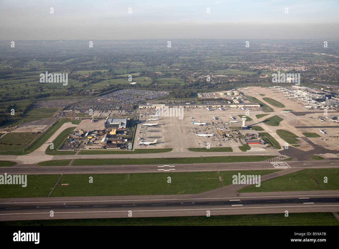 Vista aerea a nord ovest di Londra Gatwick piste di decollo e atterraggio aerei campi paese Crawley West Sussex RH6 England Regno Unito Foto Stock