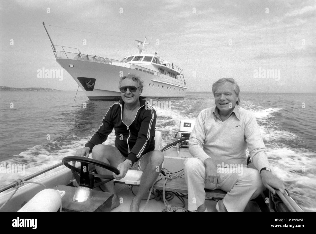 Freddie Laker: Imprenditore con la sua barca a motore in Maiorca. Luglio 1981 81-03733A-003 Foto Stock