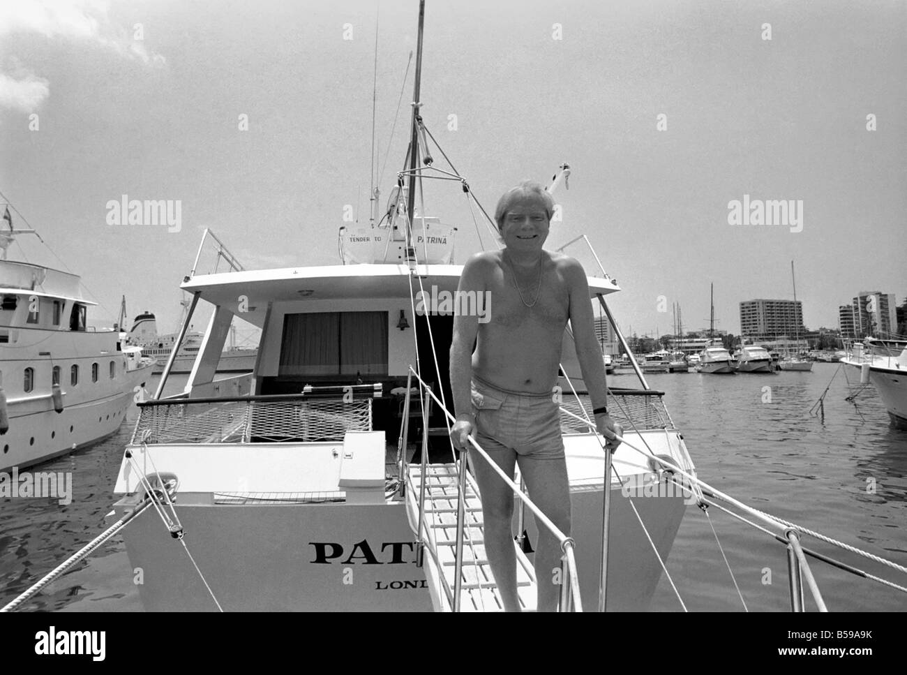 Freddie Laker: Imprenditore con la sua barca a motore in Maiorca. Luglio 1981 81-03733A-007 Foto Stock