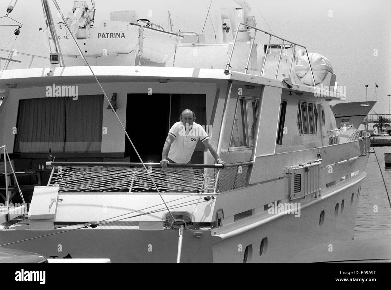 Freddie Laker: Imprenditore con la sua barca a motore in Maiorca. Luglio 1981 81-03733A-008 Foto Stock