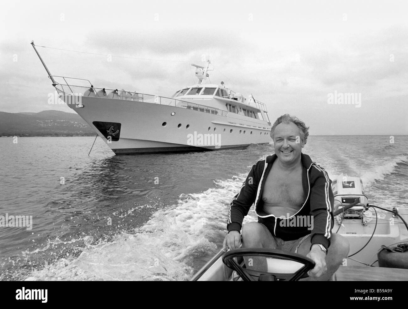 Freddie Laker: Imprenditore con la sua barca a motore in Maiorca. Luglio 1981 81-03733A-009 Foto Stock