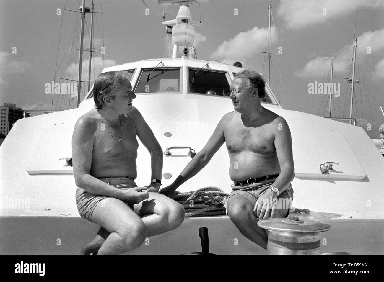 Freddie Laker: Imprenditore con la sua barca a motore in Maiorca. Luglio 1981 81-03733A-010 Foto Stock