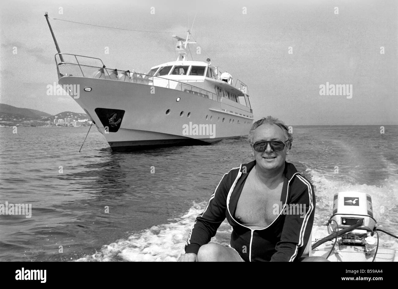 Freddie Laker: Imprenditore con la sua barca a motore in Maiorca. Luglio 1981 81-03733A-011 Foto Stock