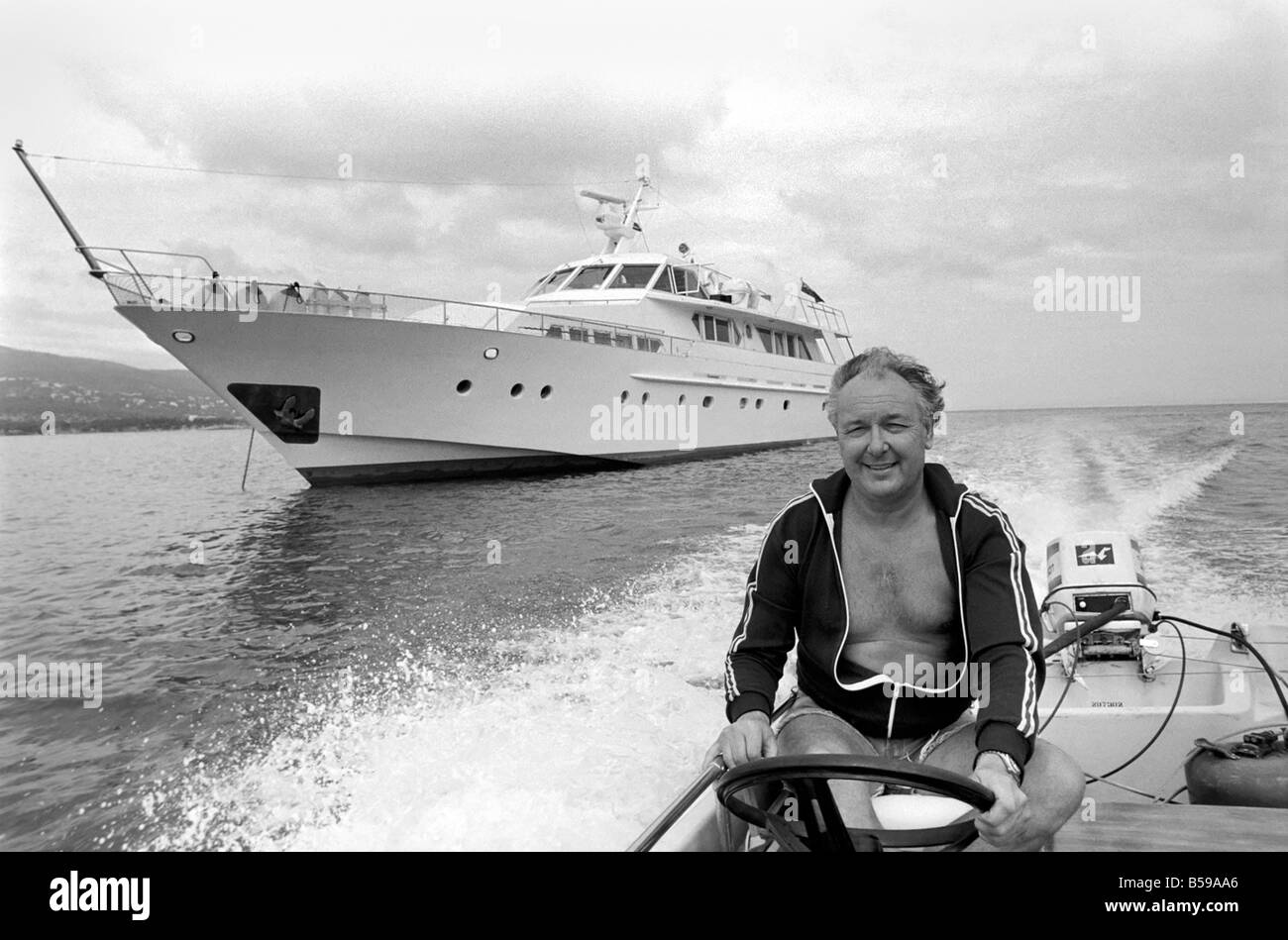 Freddie Laker: Imprenditore con la sua barca a motore in Maiorca. Luglio 1981 81-03733A-012 Foto Stock