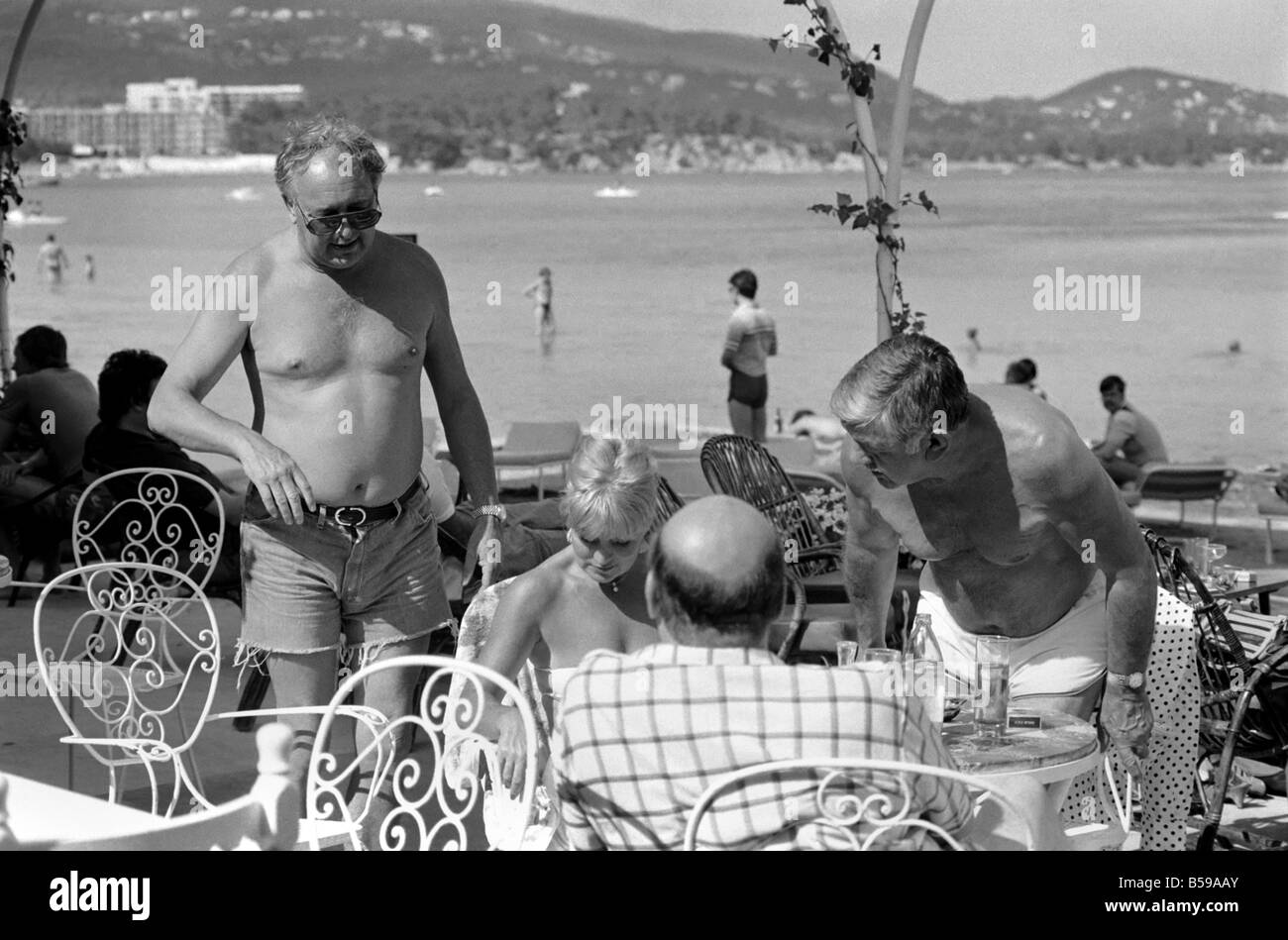 Freddie Laker: Imprenditore con la sua barca a motore in Maiorca. Luglio 1981 81-03733A-019 Foto Stock