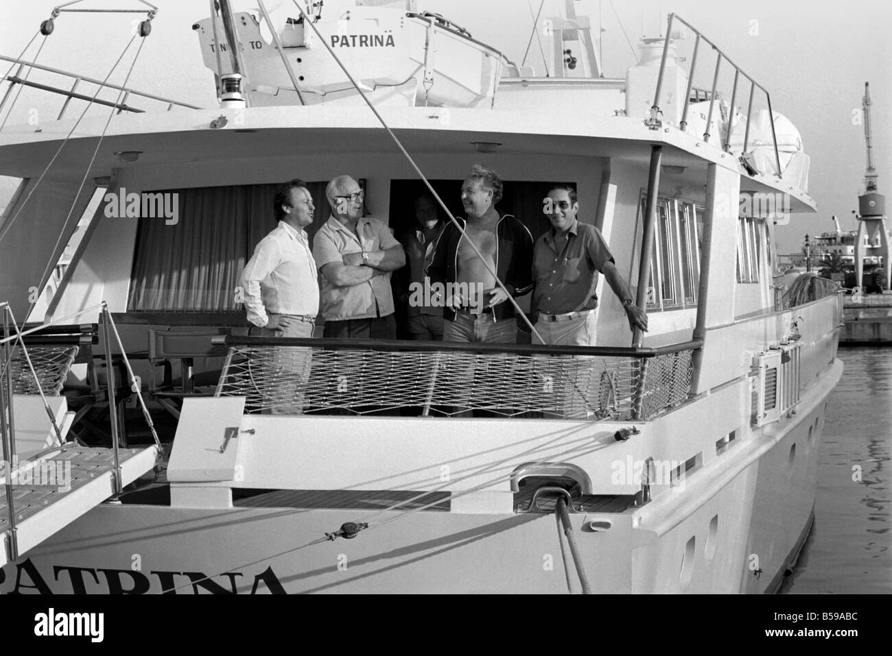 Freddie Laker: Imprenditore con la sua barca a motore in Maiorca. Luglio 1981 81-03733A-024 Foto Stock
