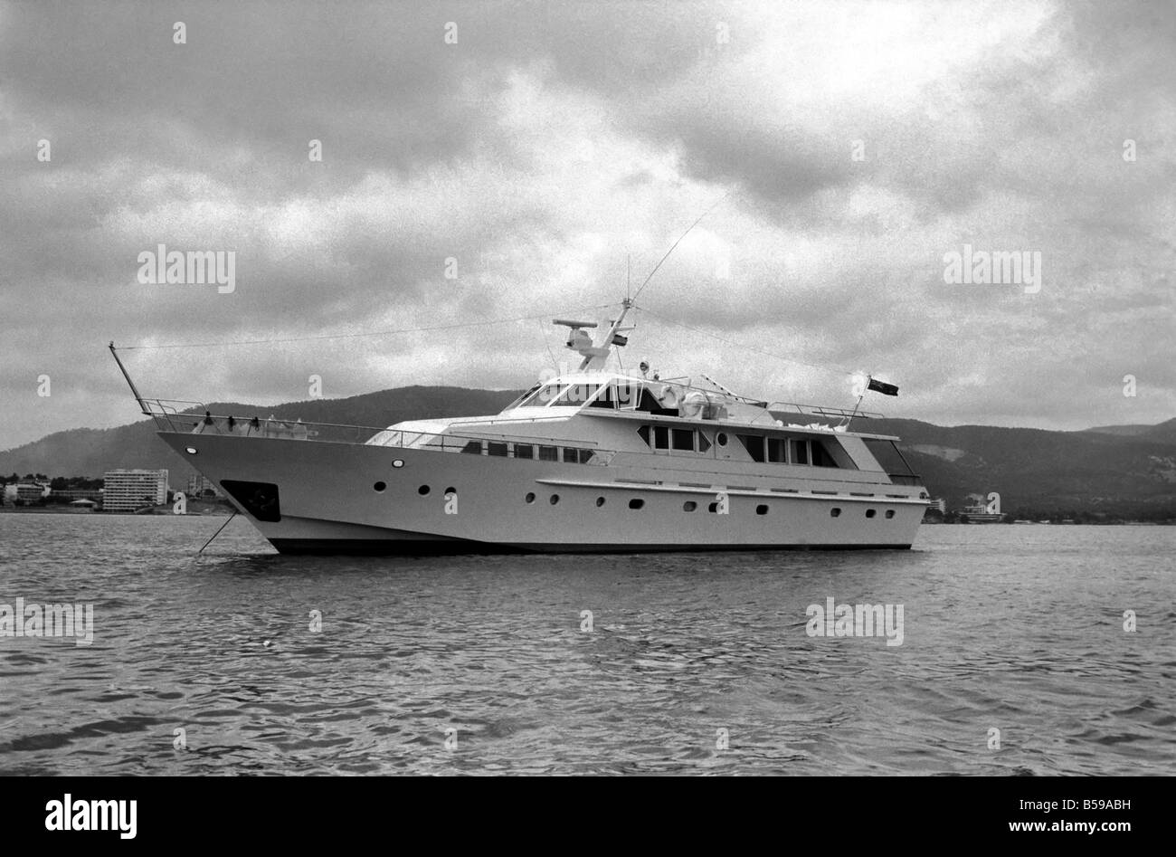 Freddie Laker: Imprenditore con la sua barca a motore in Maiorca. Luglio 1981 81-03733A-026 Foto Stock