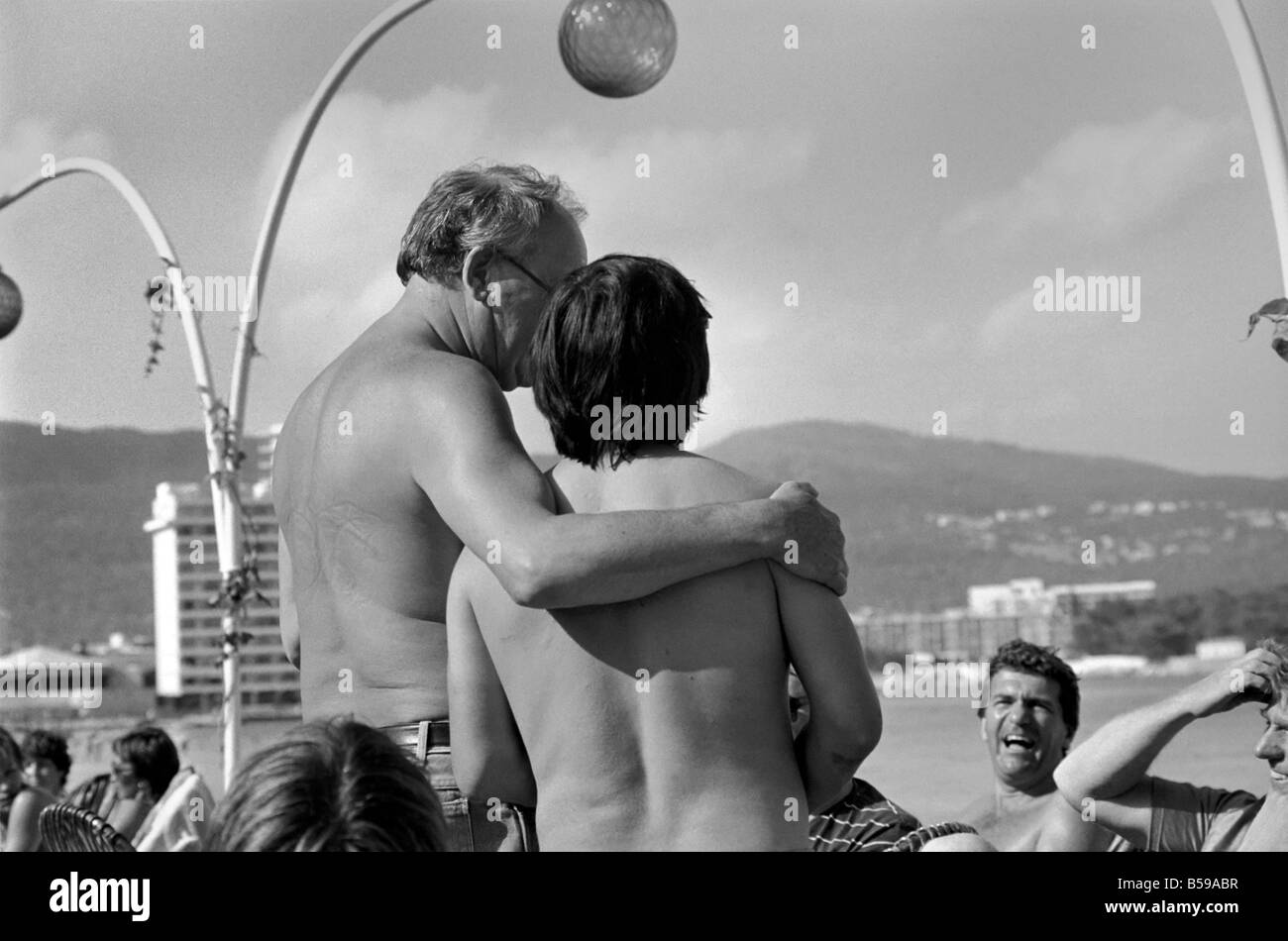 Freddie Laker: Imprenditore con la sua barca a motore in Maiorca. Luglio 1981 81-03733A-028 Foto Stock