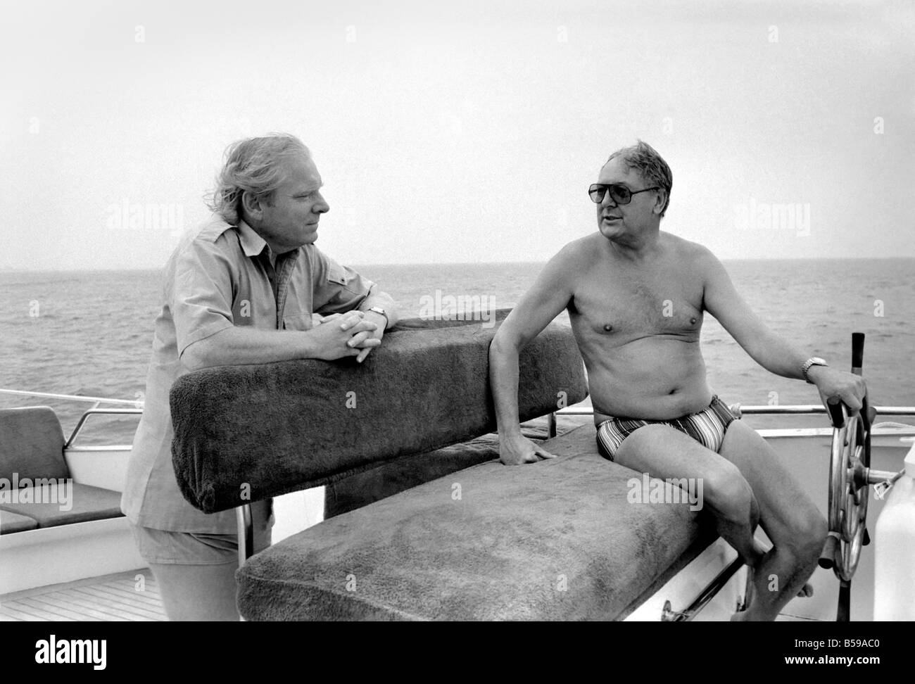 Freddie Laker: Imprenditore con la sua barca a motore in Maiorca. Luglio 1981 81-03733A-030 Foto Stock