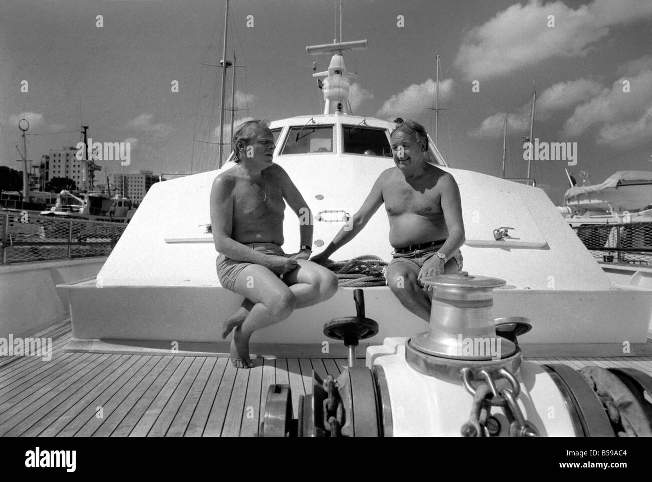 Freddie Laker: Imprenditore con la sua barca a motore in Maiorca. Luglio 1981 81-03733A-031 Foto Stock