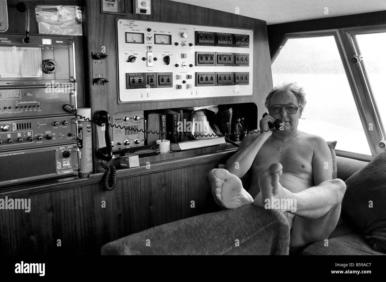 Freddie Laker: Imprenditore con la sua barca a motore in Maiorca. Luglio 1981 81-03733A-032 Foto Stock