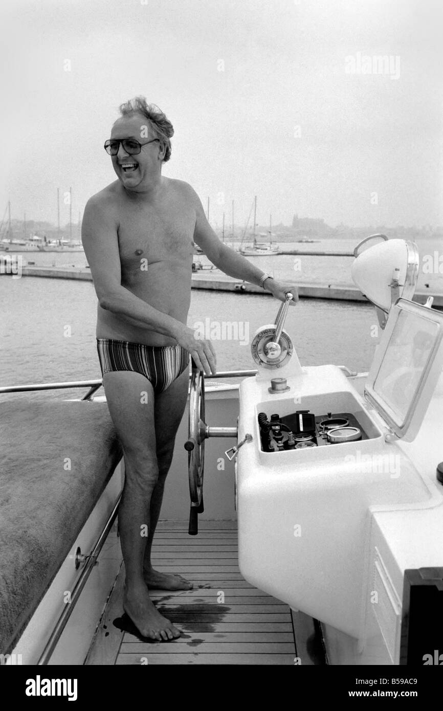 Freddie Laker: Imprenditore con la sua barca a motore in Maiorca. Luglio 1981 81-03733A-033 Foto Stock