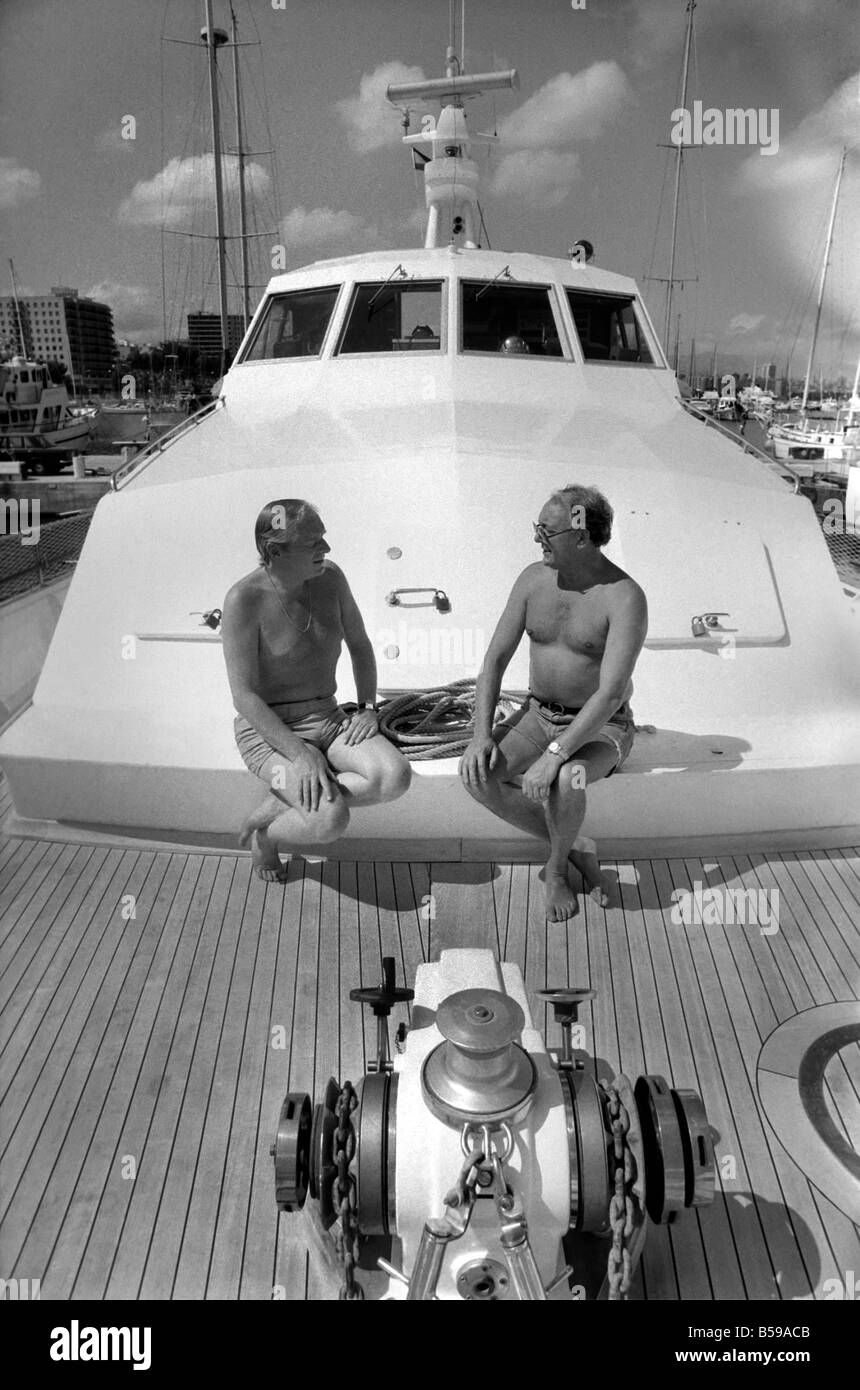 Freddie Laker: Imprenditore con la sua barca a motore in Maiorca. Luglio 1981 81-03733A-034 Foto Stock