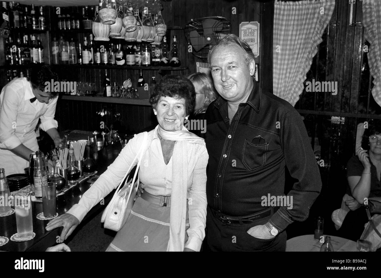 Freddie Laker: Imprenditore con la sua barca a motore in Maiorca. Luglio 1981 81-03733A-036 Foto Stock