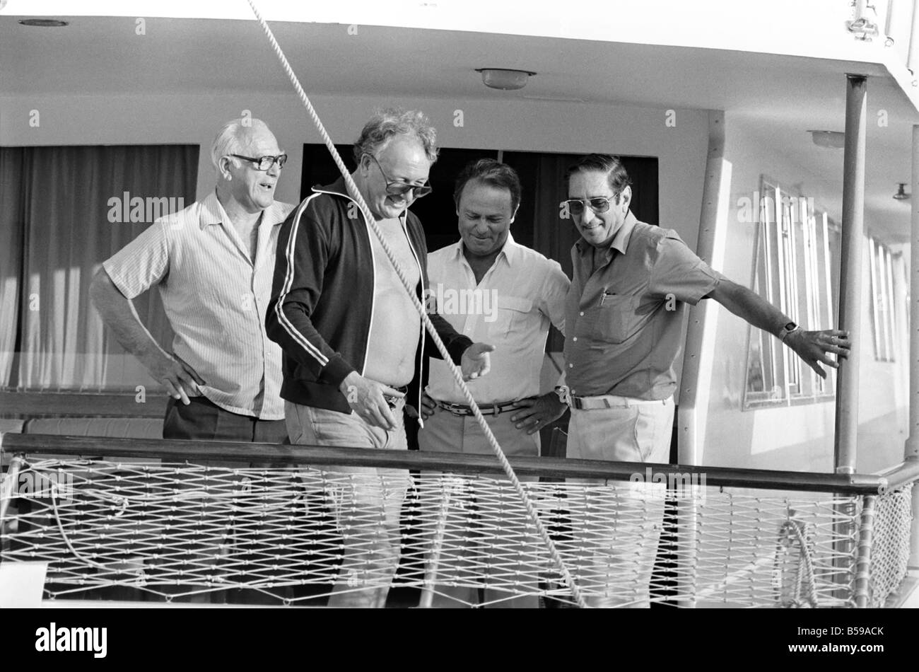 Freddie Laker: Imprenditore con la sua barca a motore in Maiorca. Luglio 1981 81-03733A-037 Foto Stock