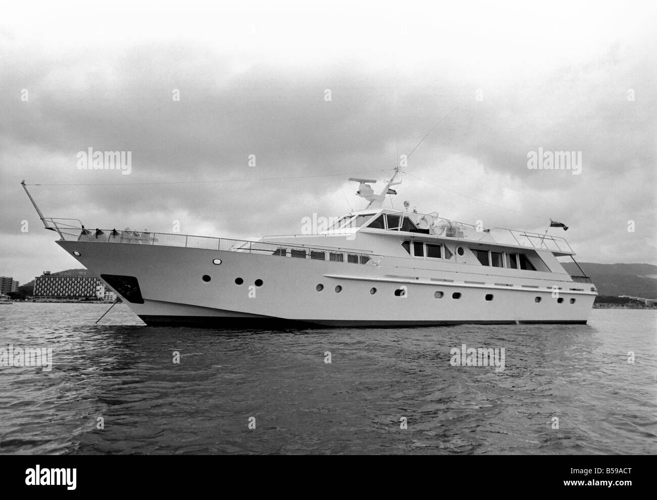 Freddie Laker: Imprenditore con la sua barca a motore in Maiorca. Luglio 1981 81-03733A-038 Foto Stock