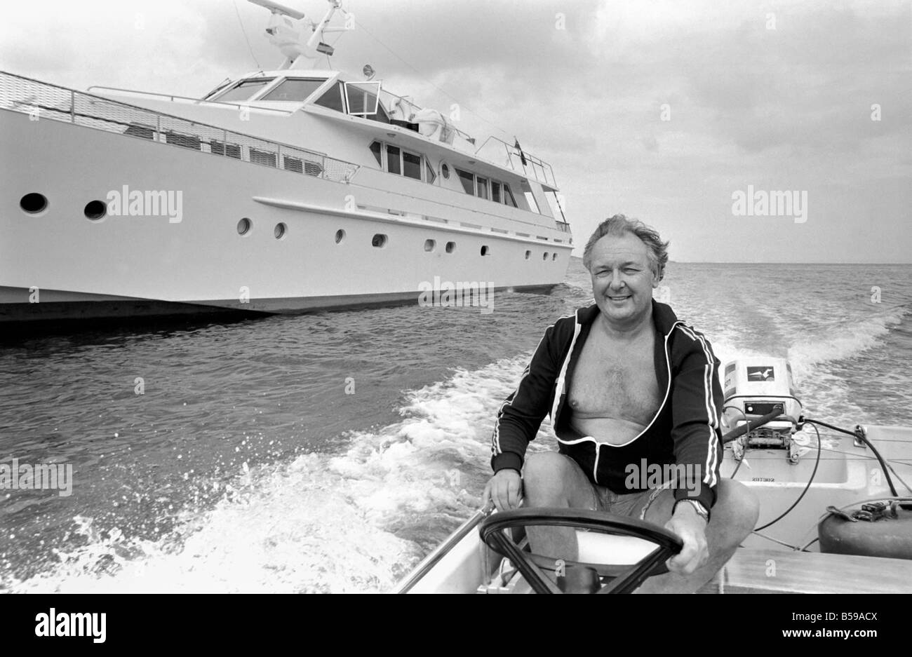 Freddie Laker: Imprenditore con la sua barca a motore in Maiorca. Luglio 1981 81-03733A-039 Foto Stock