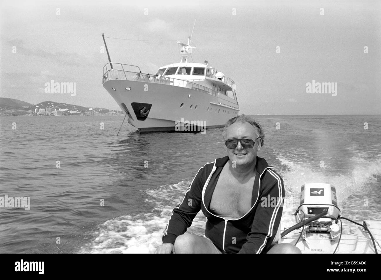 Freddie Laker: Imprenditore con la sua barca a motore in Maiorca. Luglio 1981 81-03733A-040 Foto Stock