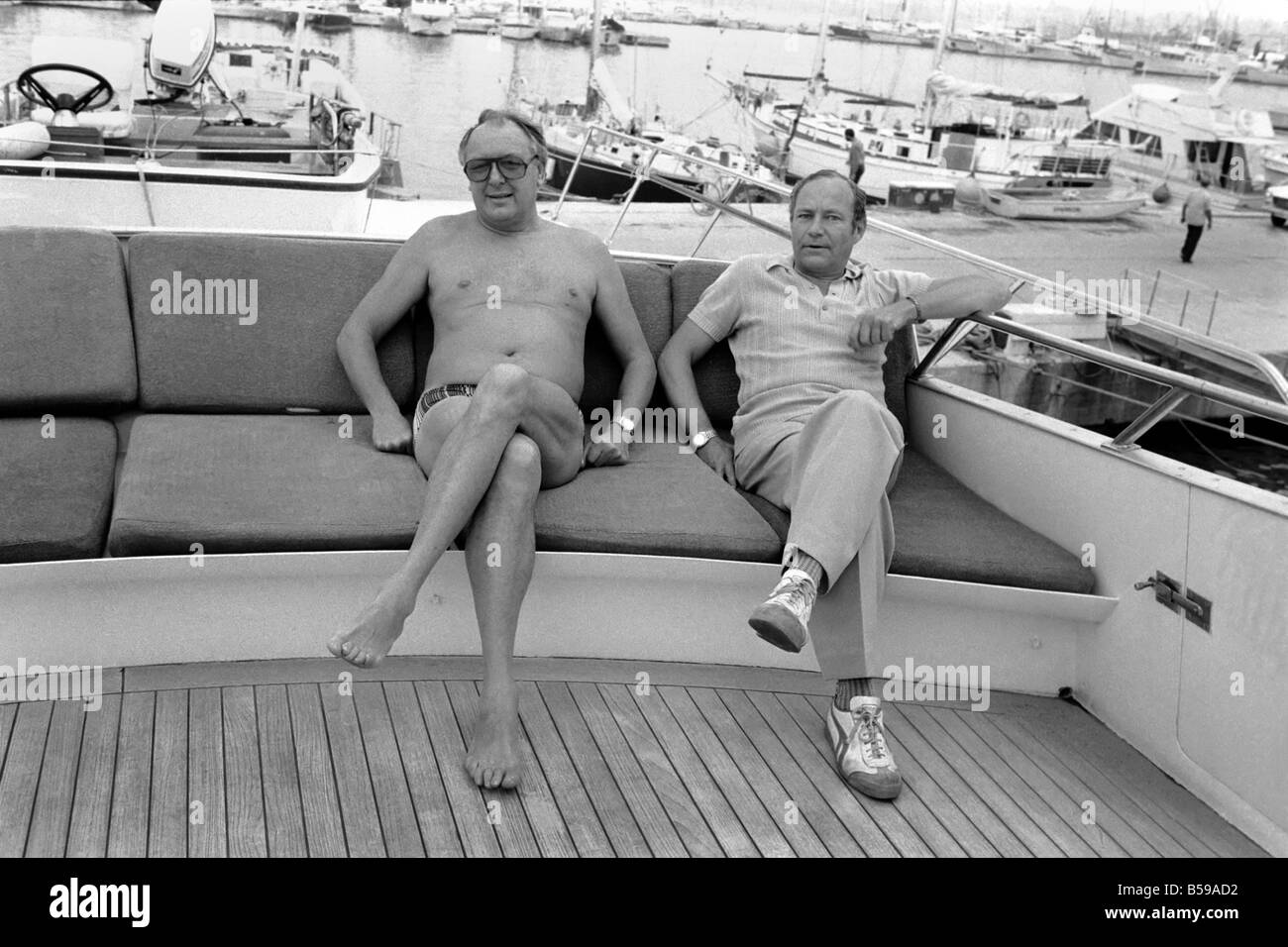 Freddie Laker: Imprenditore con la sua barca a motore in Maiorca. Luglio 1981 81-03733A-041 Foto Stock
