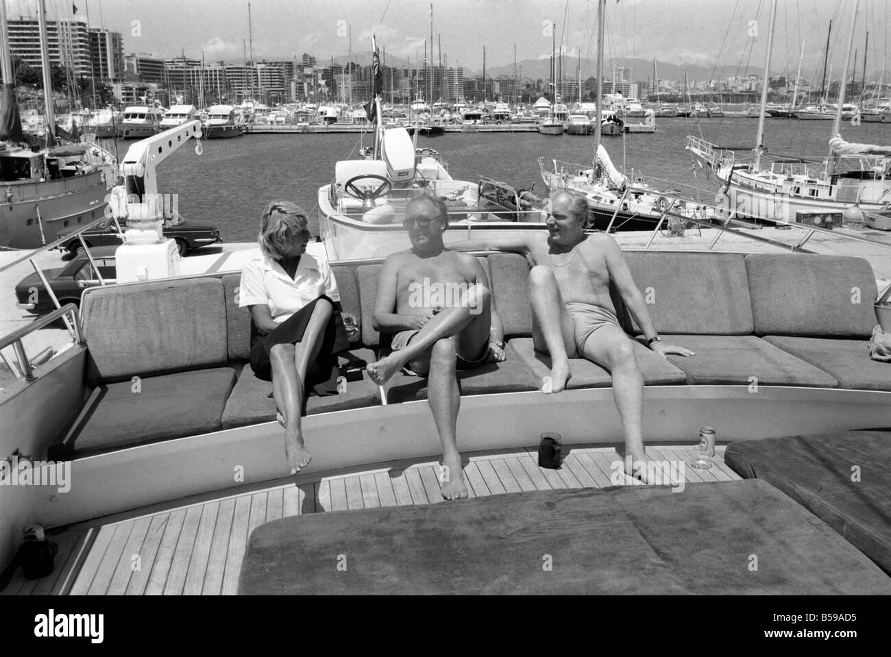 Freddie Laker: Imprenditore con la sua barca a motore in Maiorca. Luglio 1981 81-03733un Foto Stock