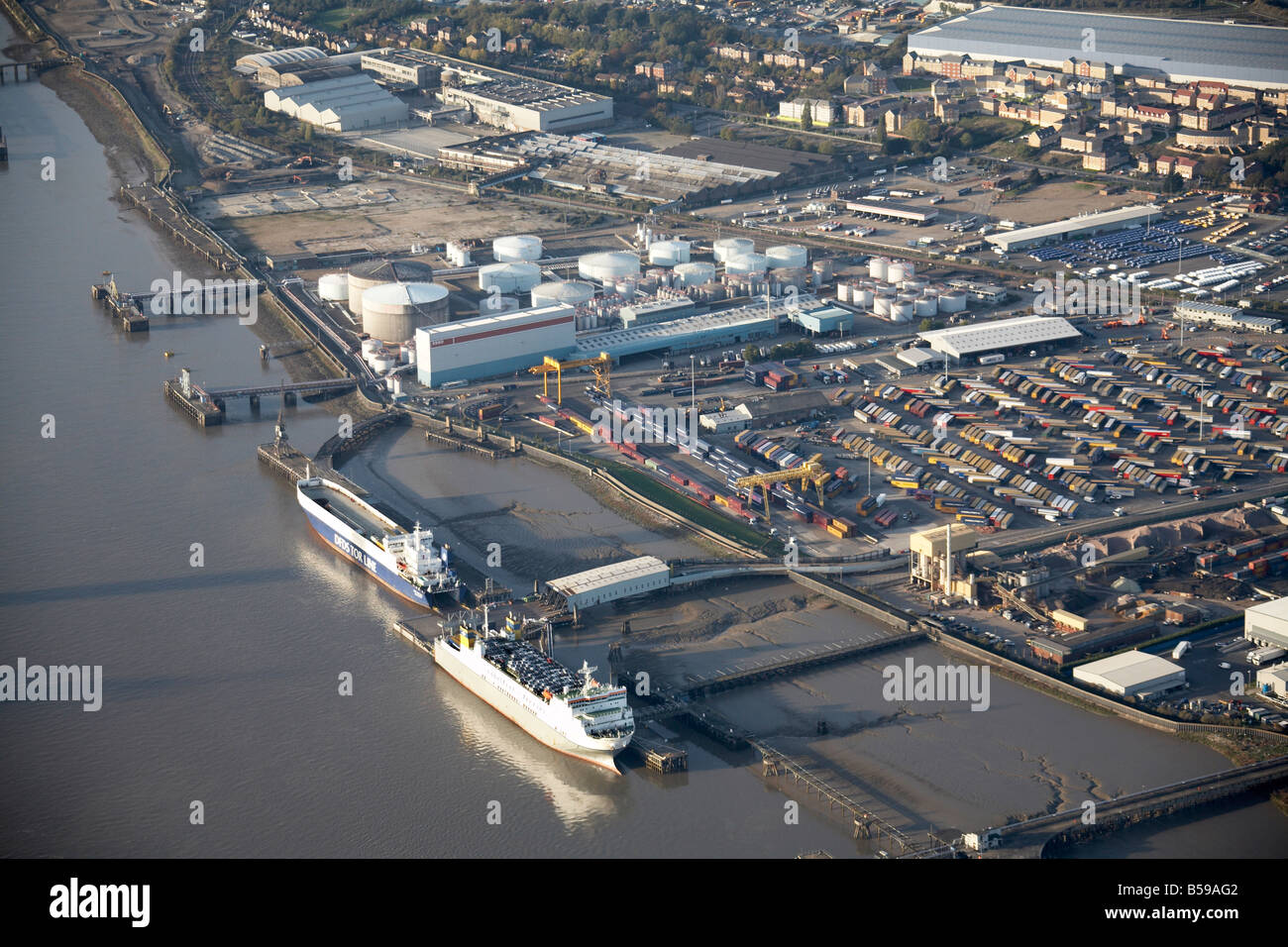 Vista aerea del nord ovest Hereford Deep Wharf mills contenitori di deposito di DLR linea ferroviaria Fiume Tamigi pontili Thurrock London RM16 Foto Stock